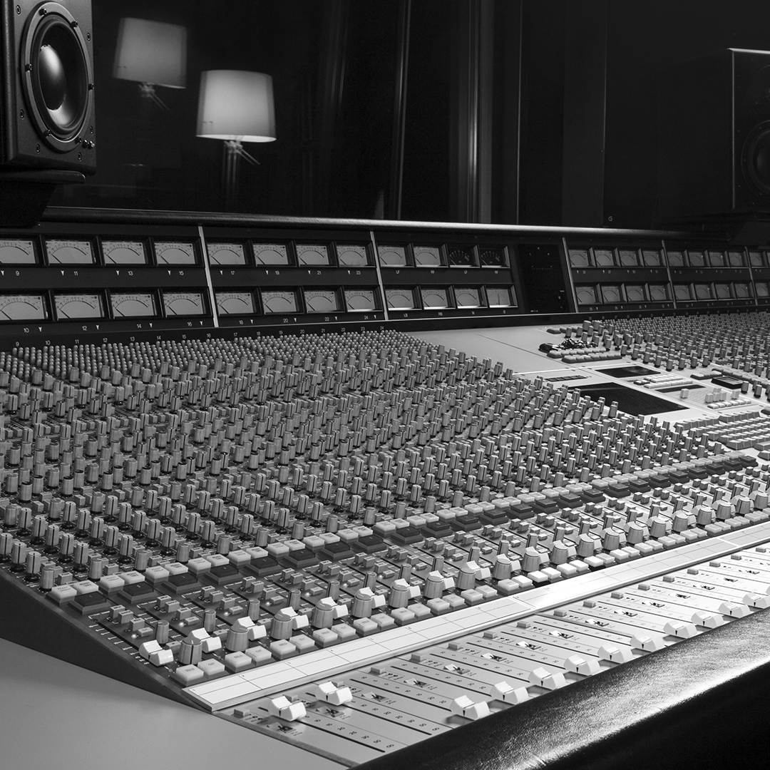 grande table de mixage dans studio d'enregistrement